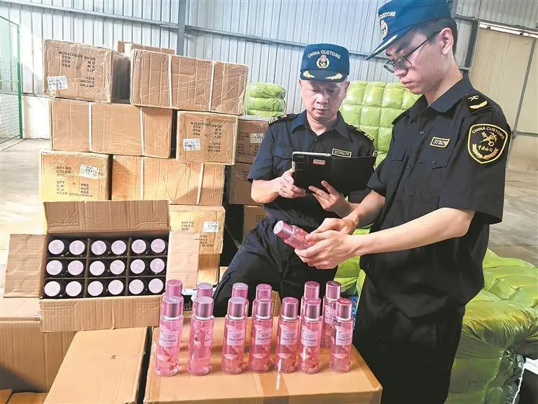 1770027106775432.png 泉州海关查验香水实拍.png